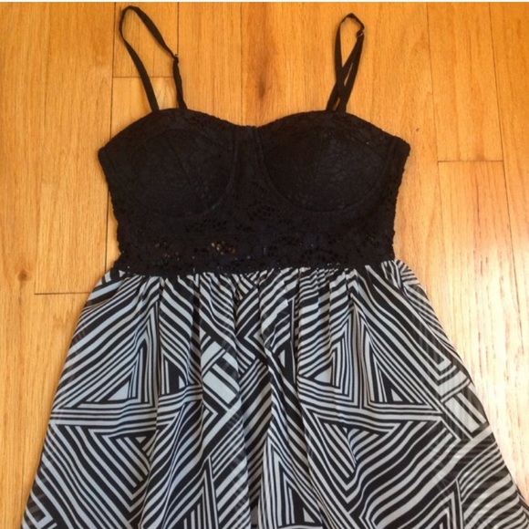 Black and white pattern dress - Picture 2 of 3